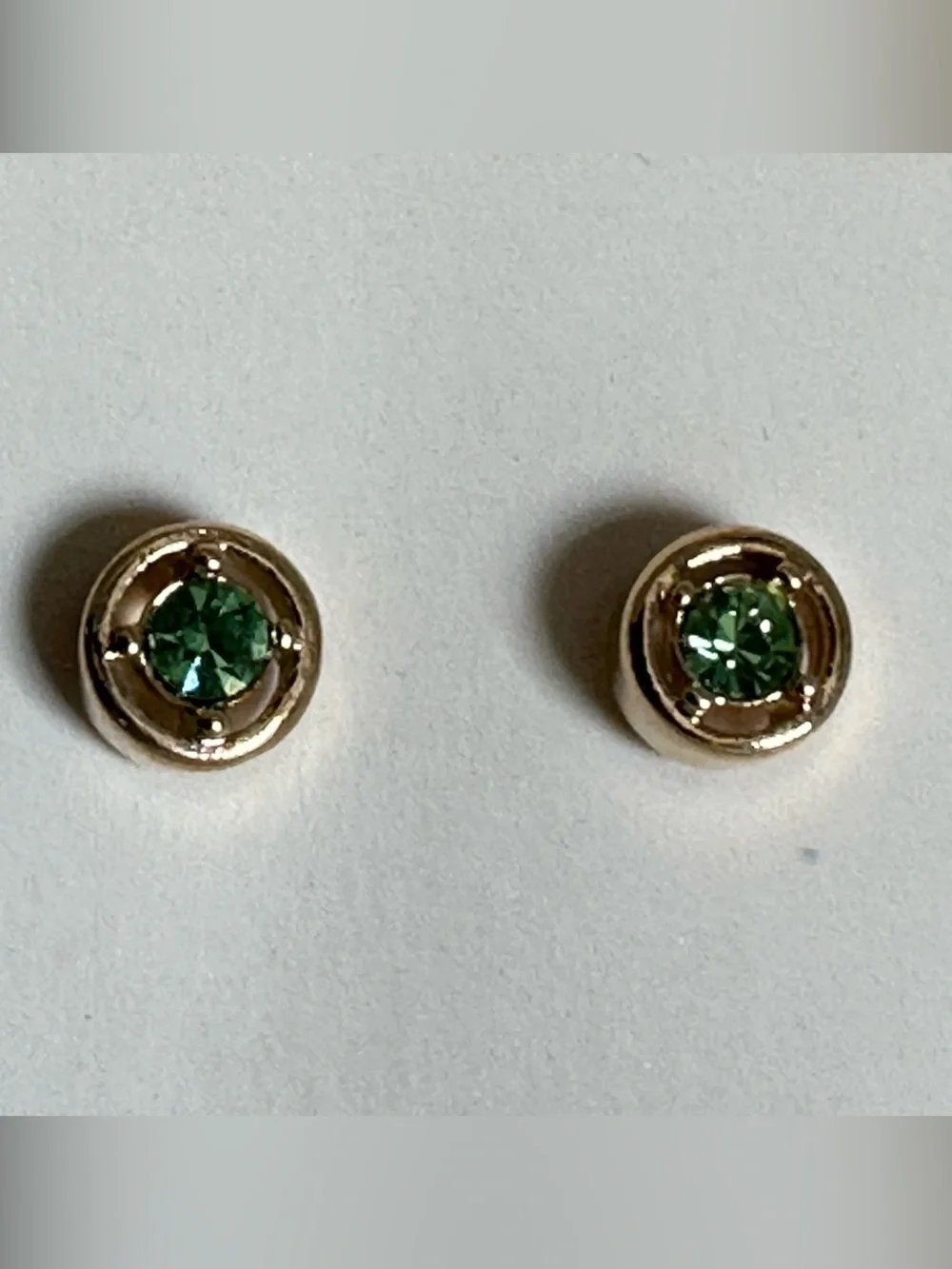 Avon Vintage 1983 Simulated Peridot Birthstone Stud Earrings - Green NIB - Picture 2 of 11